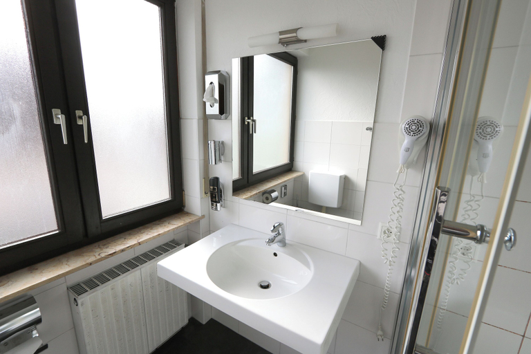 Bathroom 5, Hotel Avenue Altenfurt, Nürnberg