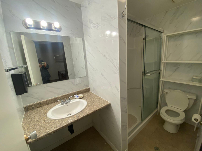 Bathroom, Coldwater Hotel, Thompson-Nicola