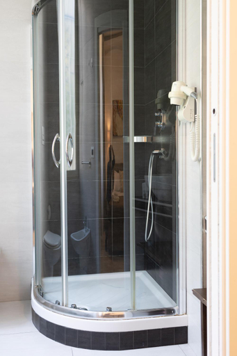 Bathroom 3, Maison Maneli, Rome