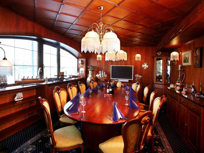 Food & Drinks, Botel Albatros, Praha 7