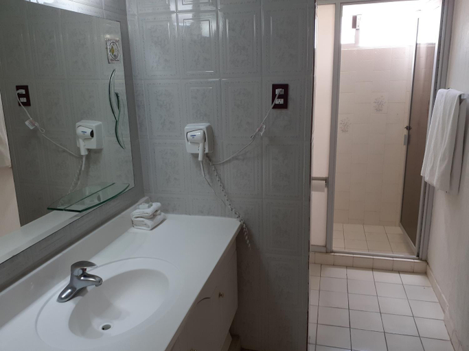 Bathroom 3, Leo Hotel, Jerez