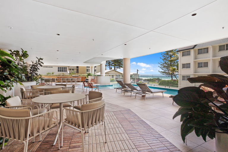 Food & Drinks, Luxury Hinterland View on Palm Beach, Gold Coast