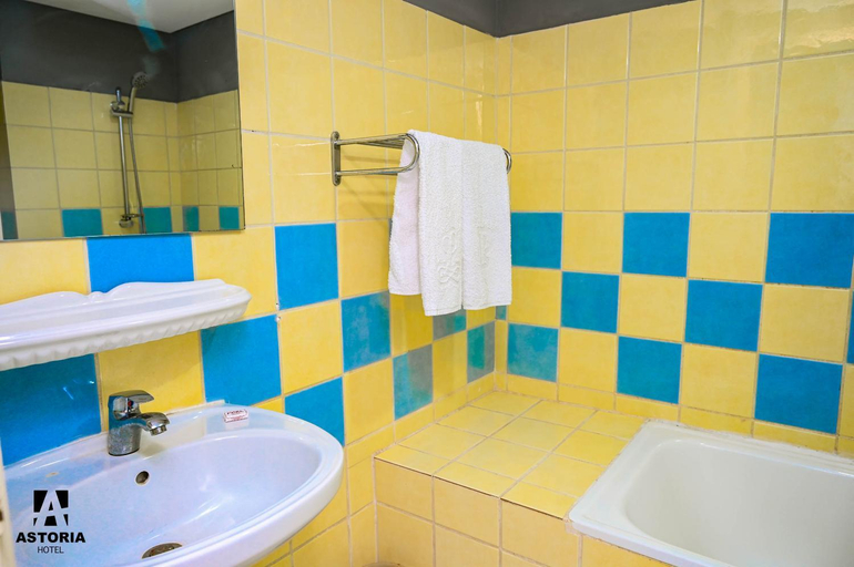 Bathroom 4, HOTEL ASTORIA, Wouri