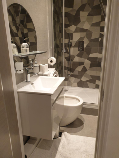 Others 2, Central London property-ensuite, double and budget room, London