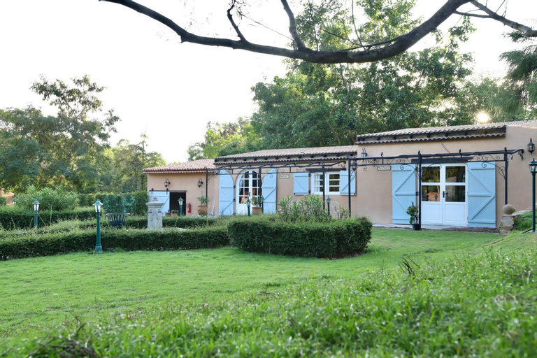Exterior 10