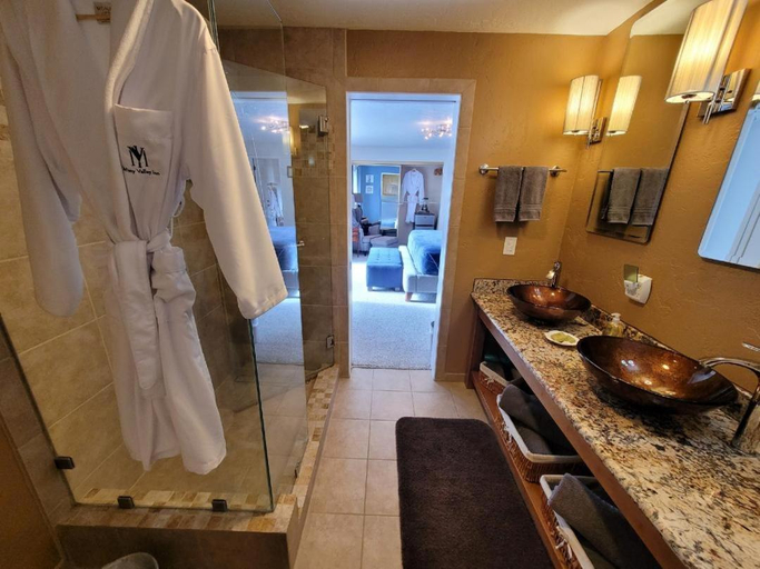 Bathroom, Misty Valley Inn, Clallam