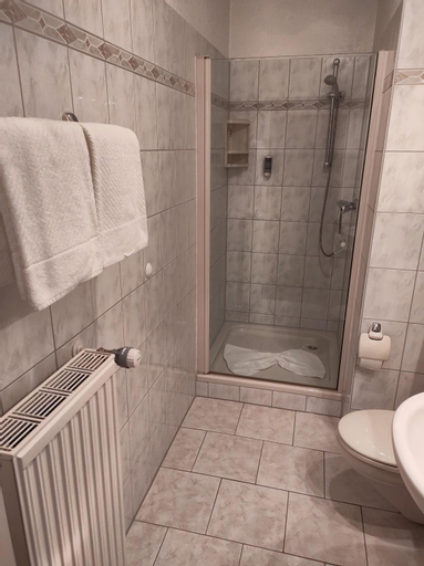Bathroom 16