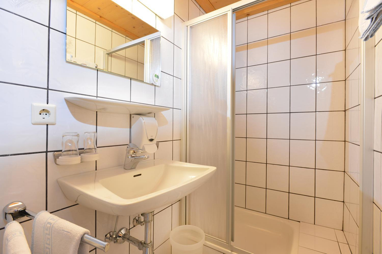 Bathroom 3, Der Waldhof, Kufstein