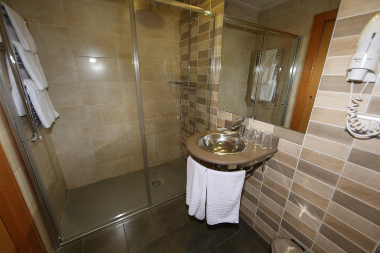 Bathroom 4, Hotel Universidad, Albacete