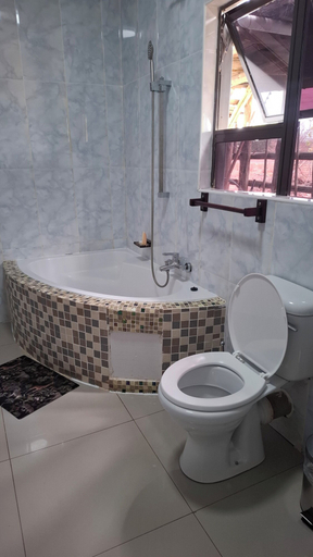 Bathroom 4, Shalakwe Hills-Inn Guesthouse, Chobe