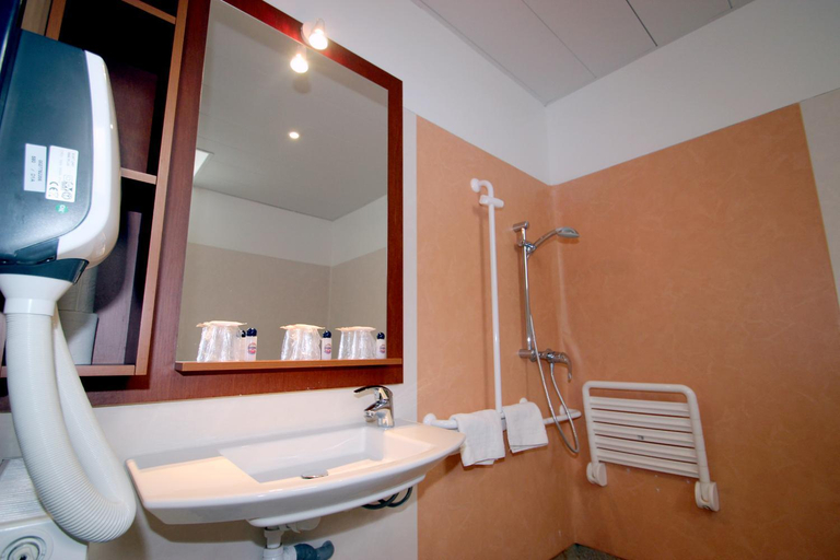 Bathroom 5, Hotel Florence, Hautes-Pyrénées