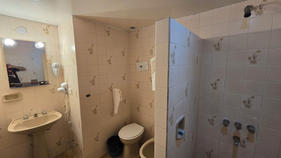 Bathroom 4, Hotel Plaza Carlos1, Uruguay