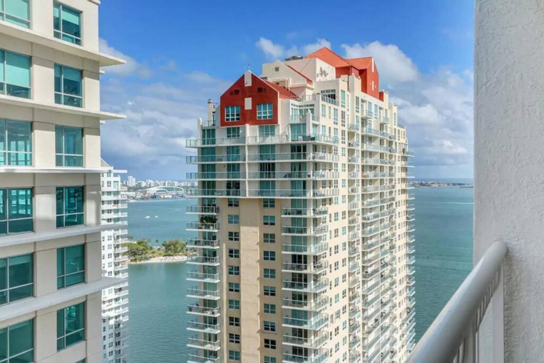 Elegant 1BR APT w balcony and stunning bay view, Miami-Dade