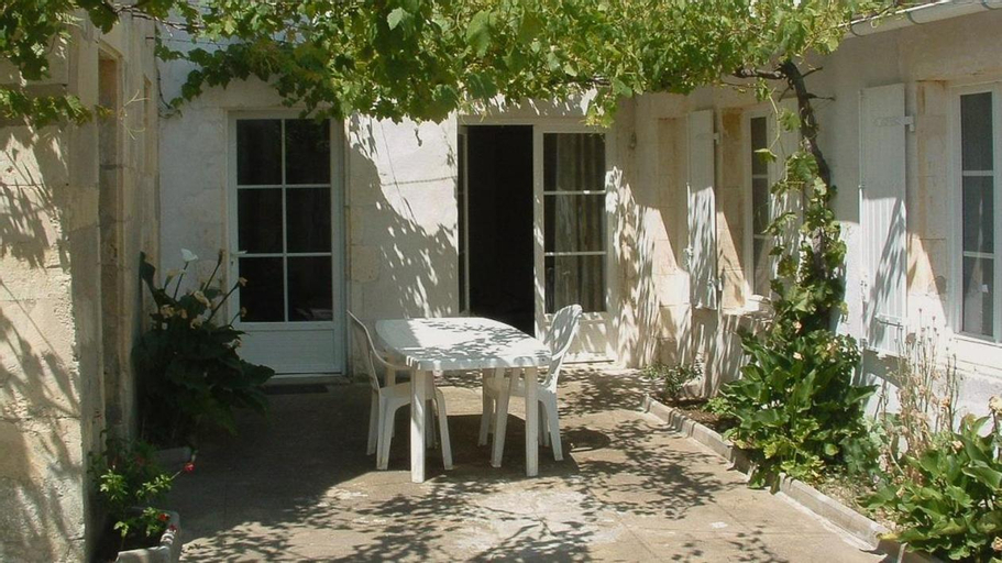 Villa en plein centre du village, de plain pied et renovee en 2008, Charente-Maritime