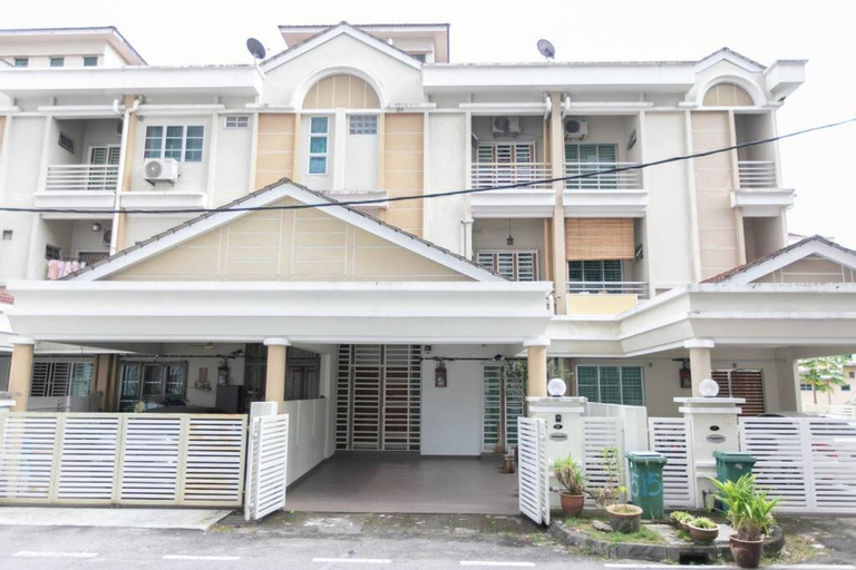 Cheerful 4 BR home with Futsal Game Near to SPICE, Penang Island