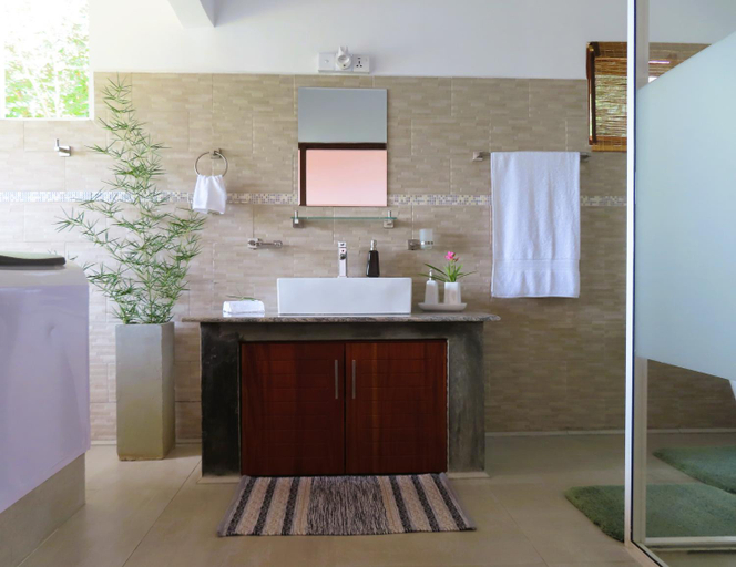 Bathroom 4, Hapu Tales - Private Holiday Villa, Hildummulla