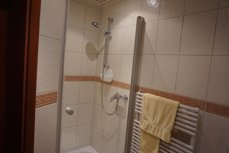 Bathroom 16