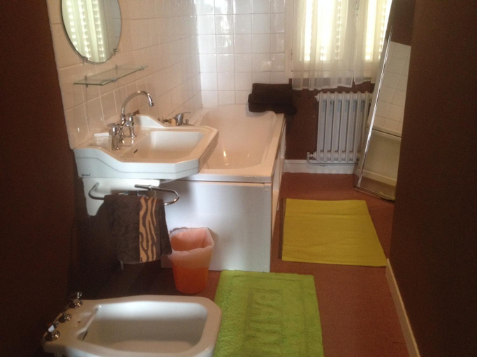 Bathroom 5, Hotel Moderne, Calvados