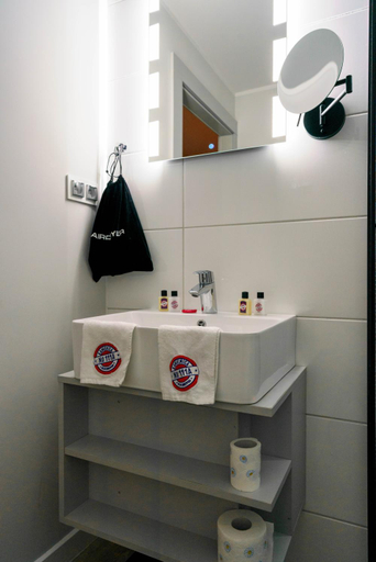Bathroom 3, Kamienica no 111a Warsaw Airport, Warsaw