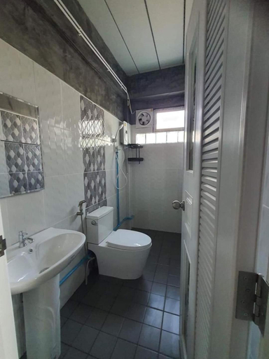 Bathroom 3, Hamina Meng, Phrao