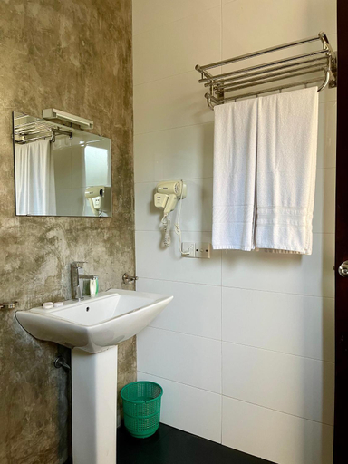 Bathroom, Olanro Negombo Hotel, Negombo