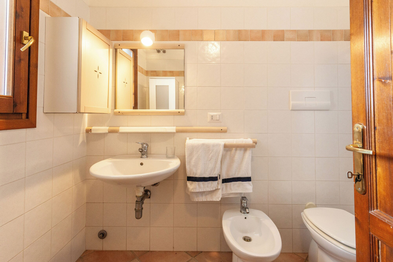 Bathroom 3, Sa Domo e Aurelia, Nuoro