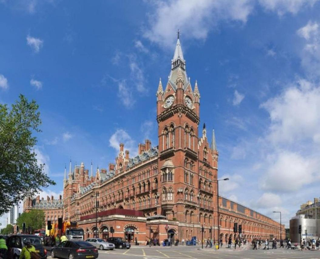 Others 4, Bright Double Bedroom in King's Cross St Pancras Eurostar, London
