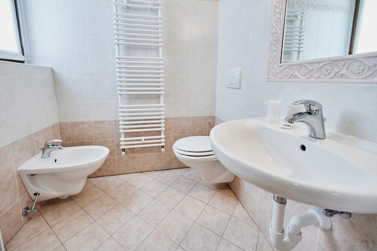 Others 2, Hotel 2000, Sondrio