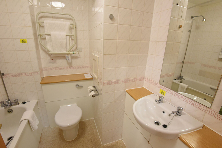 Bathroom 3, Royal Oak By Greene King Inns, Wirral