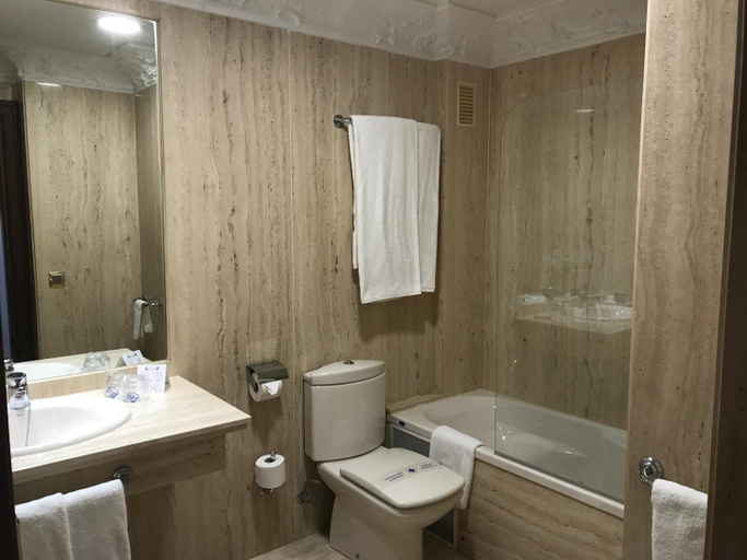 Bathroom 3, B&B HOTEL Salamanca Centro Artheus, Salamanca