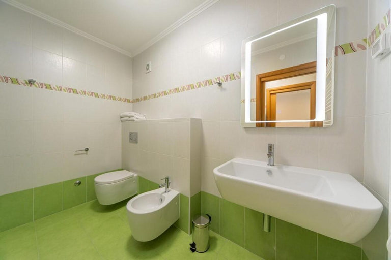 Bathroom 4, Garden Palace Resort, Umag