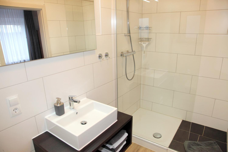 Bathroom 2, Hotel Pension Norddeich, Aurich