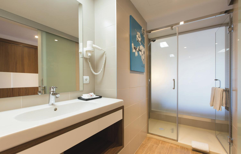 Bathroom 5, Hotel Riu Bravo - 0'0 All Inclusive, Baleares