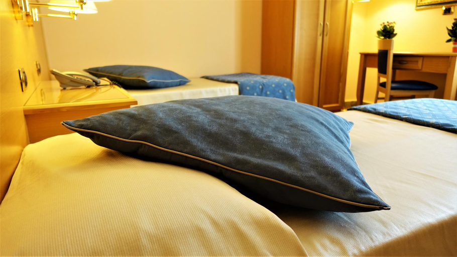 Bedroom 2, Hotel Bristol, Enna