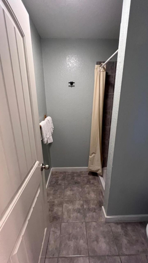 Bathroom 5, Texas Lodge Kenedy, Karnes