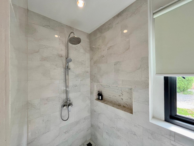 Bathroom 10