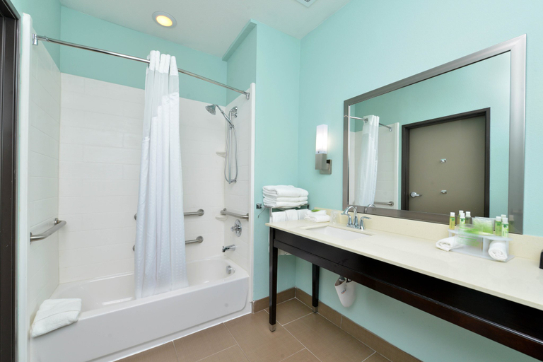 Holiday Inn Express & Suites Austin South, an IHG Hotel Room Type - 2 Queen Suite Mobil Access Tub Singe Sofa Bed