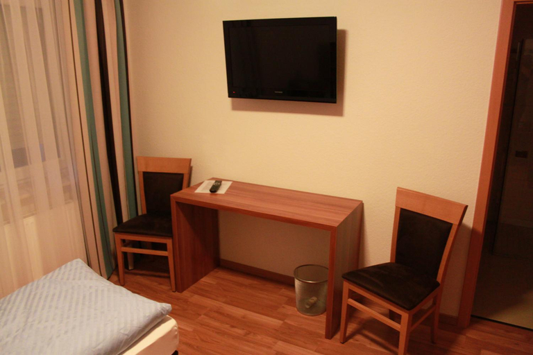 Bedroom 2, Hotel Seewind, Aurich