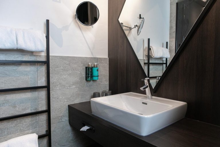 Bathroom 12