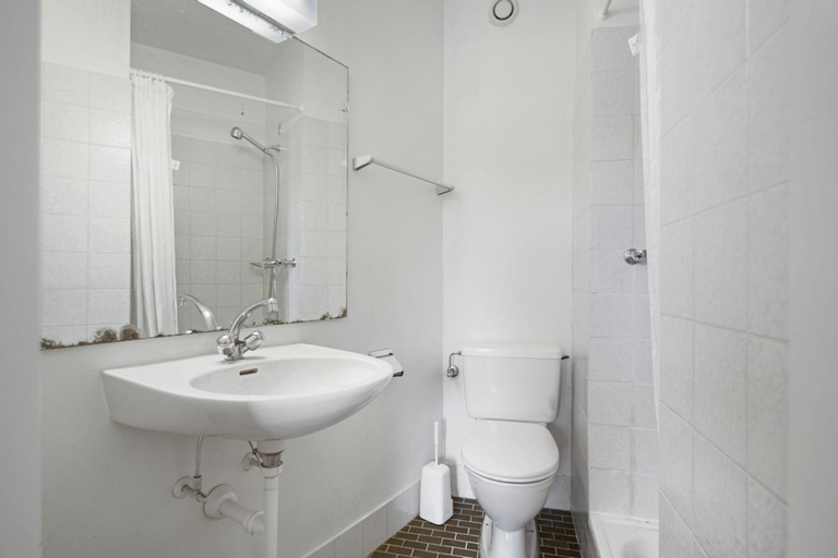 Bathroom 16