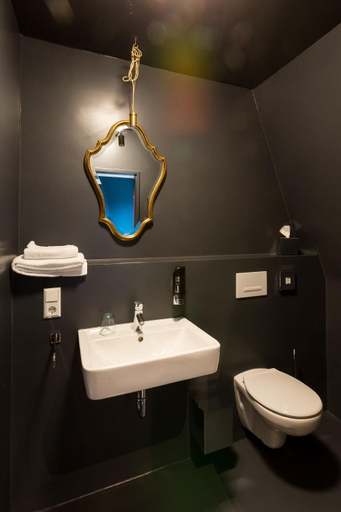 Bathroom 10