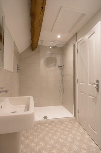 Bathroom 4, The Red Lion at Hellidon, Northamptonshire