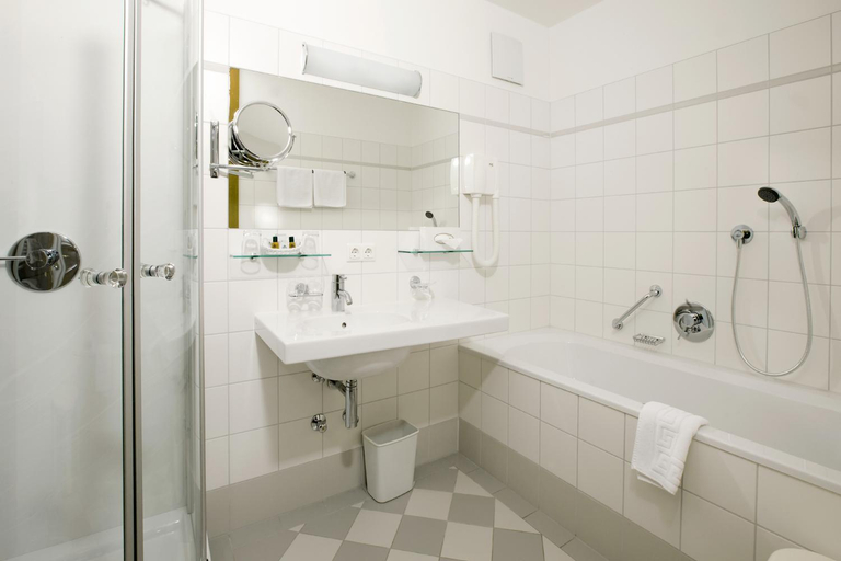 Bathroom 3, Richard Lowenherz, Krems an der Donau Land