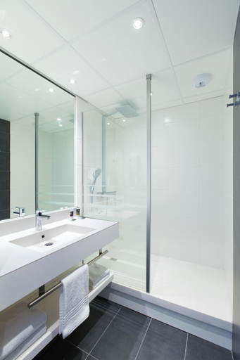 Bathroom 5, Hotel Mercure Strasbourg Aeroport, Bas-Rhin