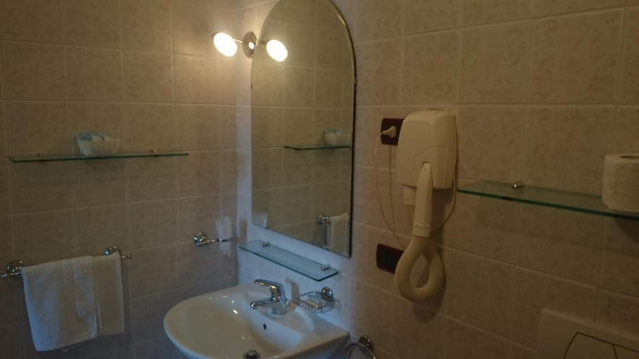 Bathroom 4