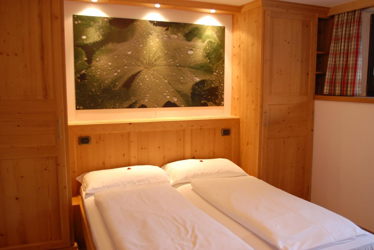Bedroom, Hotel Loewenwirt, Bolzano
