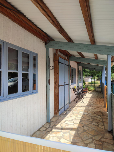 Chalet dans la Foret....Adorable 1 bedroom chalet surrounded by woodland, Charente