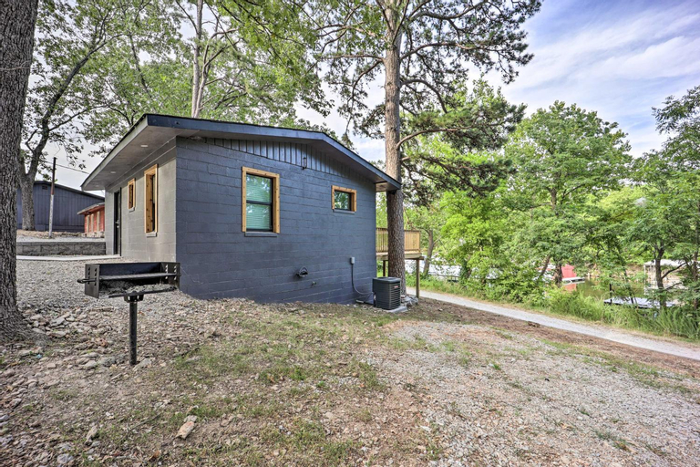 Exterior & Views 1, Deck and Boat Dock Lakefront Cabin in Eucha!, Delaware