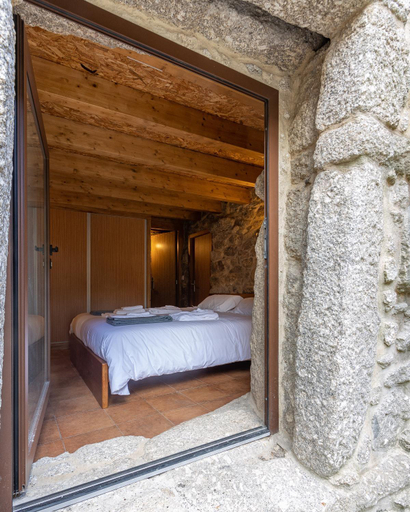 Bedroom 2, HUGS Nature Retreat Heated Pool & Jacuzzi, Vila Verde