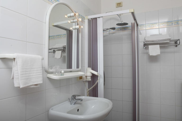 Bathroom 4, Hotel Donatello, Bari